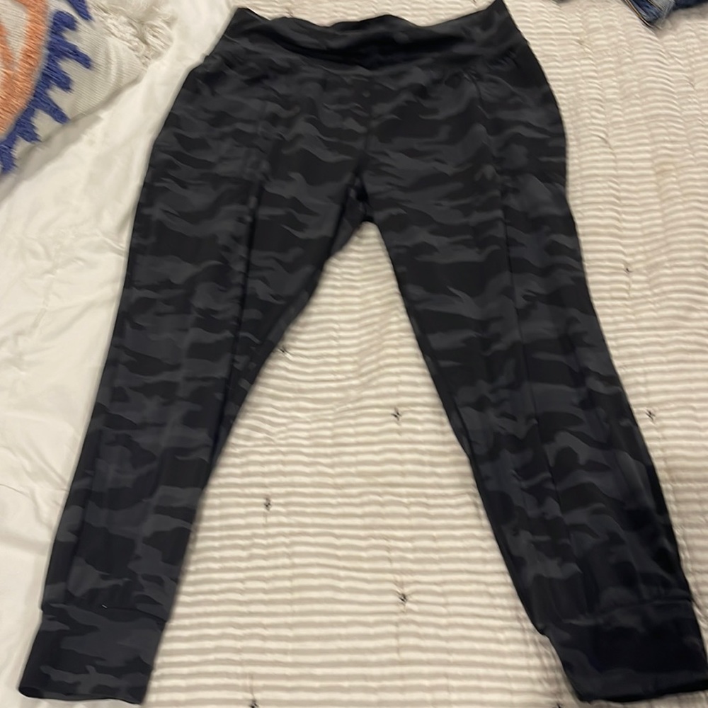 Athleta salutation jogger Camo like new.